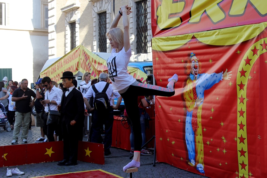 Цирк «Кобзов» привез в Рим номер «Джута». Это ручной эквилибр в исполнении артистки Евгении Оболониной 