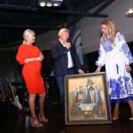Владимир Горянский с супругой Ларисой подарили Ольге картину с изображением трех ангелов
