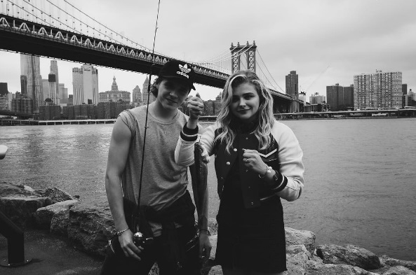 Бруклин и Хлоя любят городские прогулки и даже вместе ловят рыбу!