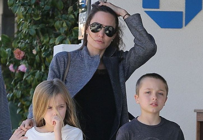 Джоли с детьми прогулялась по Малибу в странном виде без белья