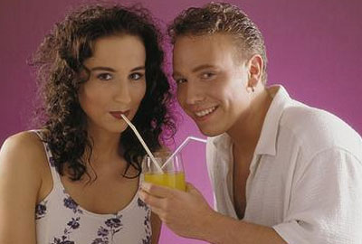 Девушка с парнем пьют коктейль
