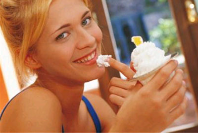 Дівчина їсть морозиво