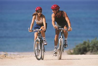 Девушка и парень на велосипедах
