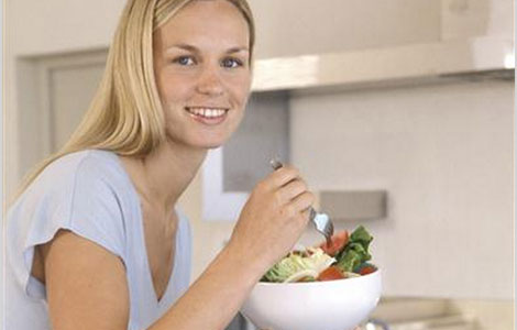 Девушка ест салат - фото