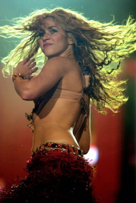 Шакира танцует