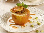 Печеные яблочки с миндальной крошкой и фисташками