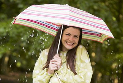 Дівчина під парасолькою