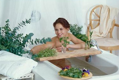 Дівчина у ванній кімнаті з рослинами