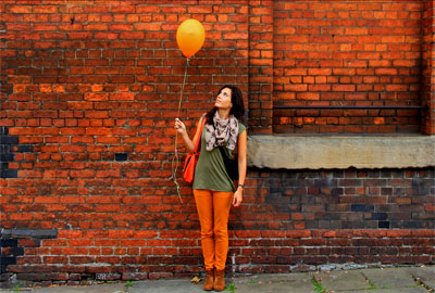 Девушка в оранжевых брюках
