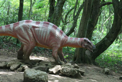 Динозавр в доисторическом лесу