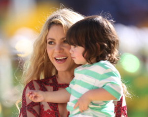 Shakira_and_her_son