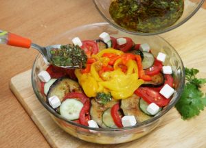 Салат из печеных и свежих овощей
