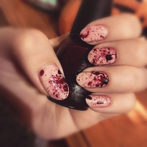 Кров на нігтях манікюр