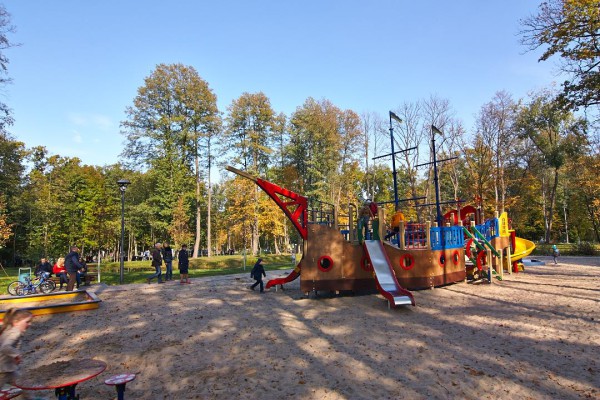 Детская площадка в Бучанском парке - фото