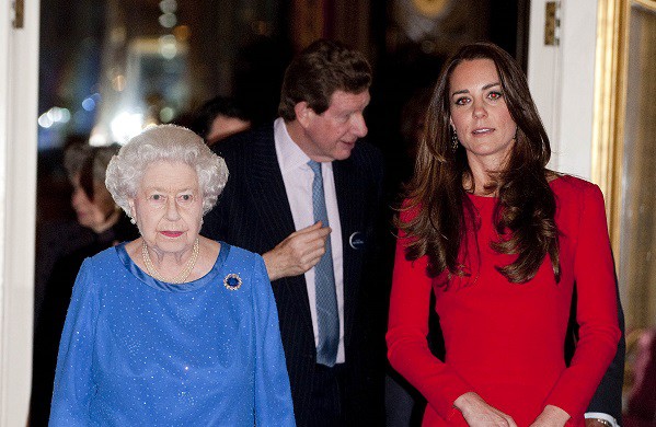 Королева Елизавета и Кейт Миддлтон - фото