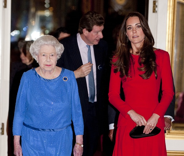 Королева Елизавета и Кейт Миддлтон - фото