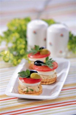 Мини-бутерброды на блюде - фото
