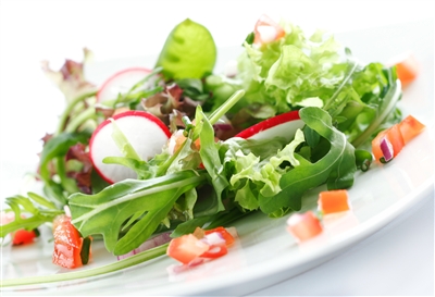Салат из свежей зелени и овощей - фото