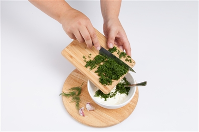 Приготовление соуса с зеленью - фото