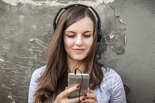 девушка слушает музыку - фото