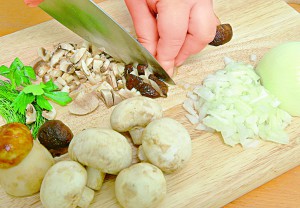 Картофельные котлеты с грибным соусом - фото