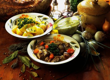 Жаркое в тарелке с овощами, картофель - фото