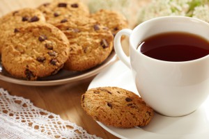 Чашка з чаєм, печиво.