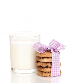 Стакан молока и печенье - фото
