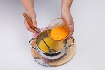 Приготовление крема из сливочного масла и яиц - фото
