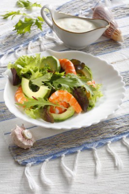 Салат с авокадо и креветками в тарелке - фото