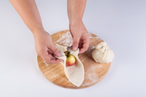 Яблоки в тесте: приготовление - фото