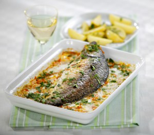 Запеченная рыба с овощами - фото