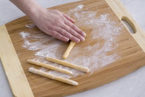 Раскатывание сырных палочек - фото