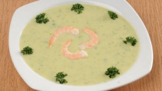 Щавелевый суп с пастернаком и креветками - фото
