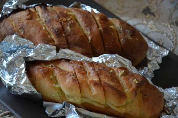 Багеты с чесноком из хлебопечки – рецепт и фото