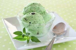 Мороженое с мятой на блюде - фото