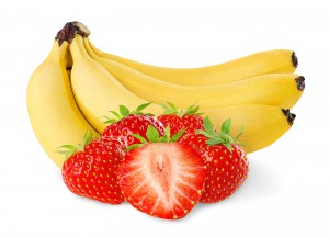 Бананы и клубника на белом фоне - фото