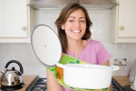 Женщина с кастрюлей на кухне - фото