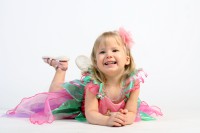 Маленькая девочка в легком платьице - фото