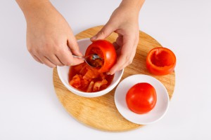Підготовка помідорів для фарширування.