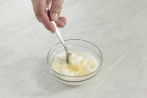 Приготовление соуса из йогурта и чеснока - фото