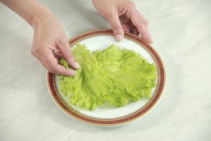 Листья салата на блюде - фото