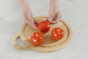 Нарезание помидоров для приготовления лечо по-венгерски -фото