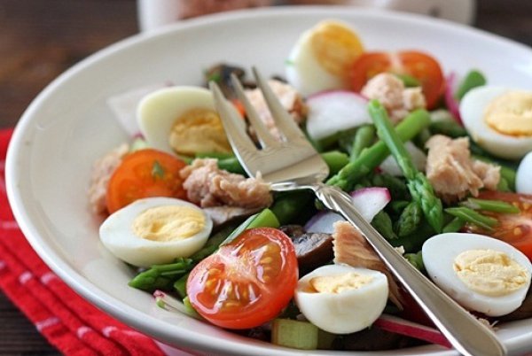Овощной салат с яйцом