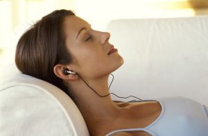 Женщина слушает музыку - фото