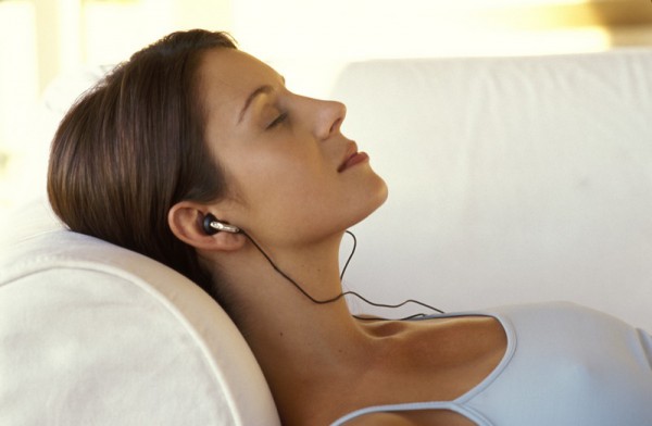 Жінка слухає музику.