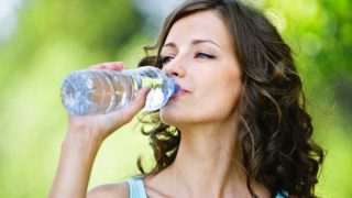 женщина пьет воду - фото