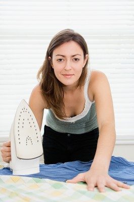 Женщина гладит - фото