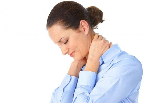 Фото у женщины болит шея