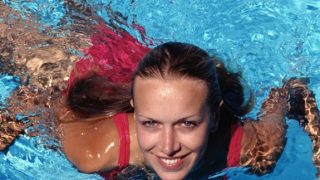 женщина в бассейне - фото